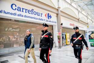 il centro commerciale milanofiori il giorno dopo gli accoltellamenti 6