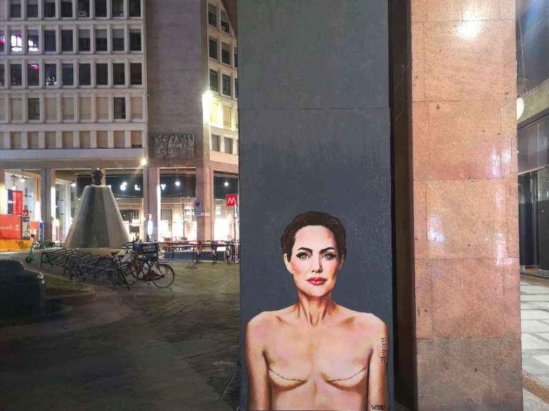 il murale di angelina jolie con le cicatrici della mastectomia a piazza san babila