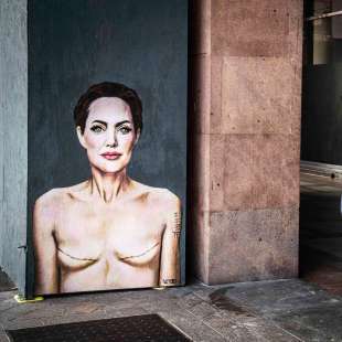 il murale di angelina jolie con le cicatrici della mastectomia a piazza san babila