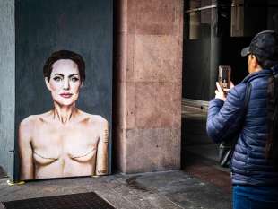 il murale di angelina jolie con le cicatrici della mastectomia a piazza san babila