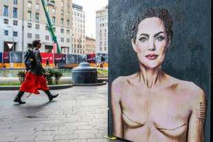 il murale di angelina jolie con le cicatrici della mastectomia a piazza san babila