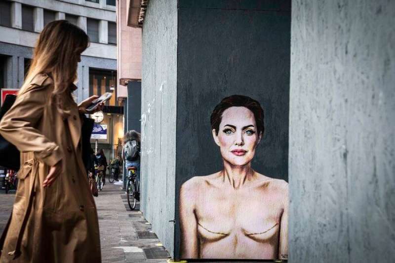 il murale di angelina jolie con le cicatrici della mastectomia a piazza san babila