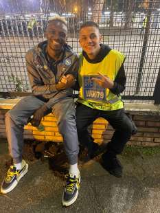 il selfie di victor osimhen con lo steward dell olimpico