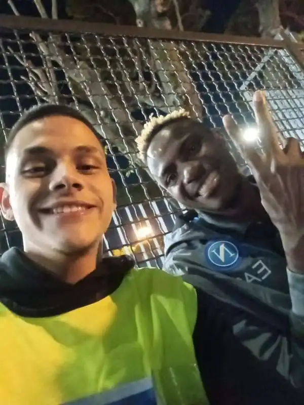 il selfie di victor osimhen con lo steward dell olimpico    