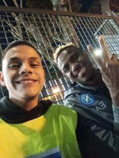 il selfie di victor osimhen con lo steward dell olimpico