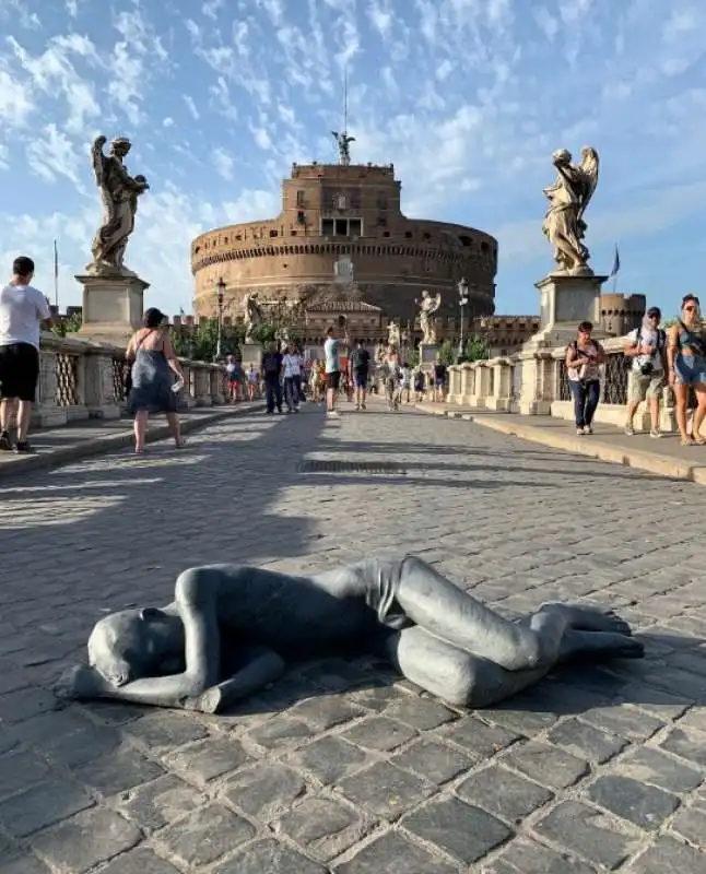 in flagella paratus sum   la scultura di jago a ponte sant angelo, roma   2