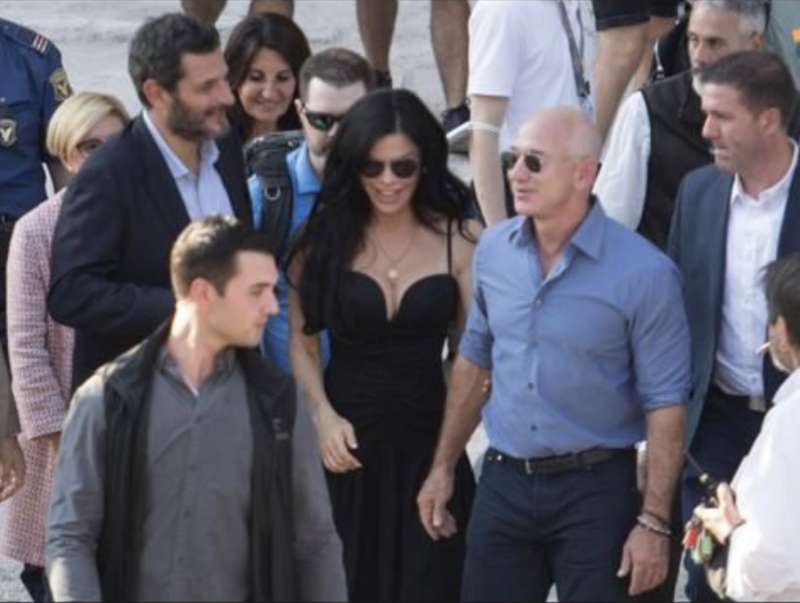 JEFF BEZOS E LAUREN SANCHEZ AL COLOSSEO CON IL PATRON DI URBAN VISION GIANLUCA DE MARCHI