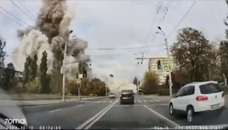 LA DASHCAM DI UN'AUTO RIPRENDE I MISSILI A DNIPRO