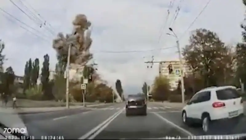 LA DASHCAM DI UN'AUTO RIPRENDE I MISSILI A DNIPRO