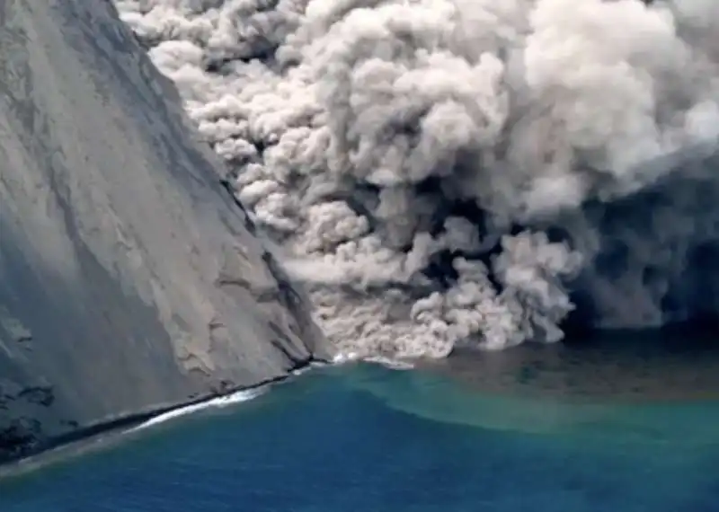 LA LAVA DEL VULCANO DI STROMBOLI TOCCA IL MARE 1