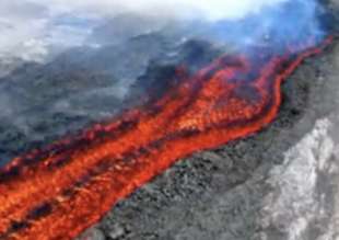 LA LAVA DEL VULCANO DI STROMBOLI TOCCA IL MARE 2