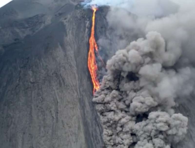 LA LAVA DEL VULCANO DI STROMBOLI TOCCA IL MARE 3