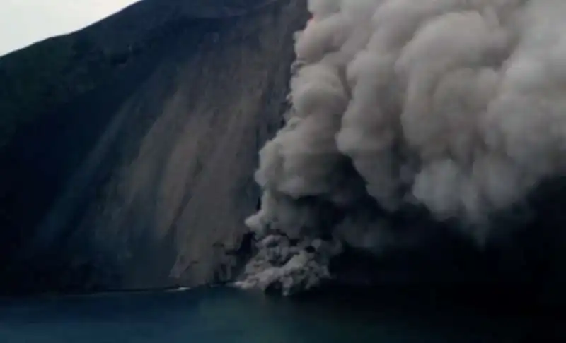 LA LAVA DEL VULCANO DI STROMBOLI TOCCA IL MARE 4