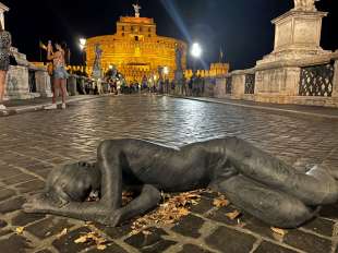 la statua di jago in flagella paratus sum vandalizzata a ponte santangelo