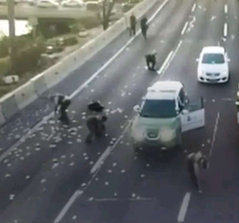 LADRI LANCIANO SOLDI IN AUTOSTRADA IN CILE