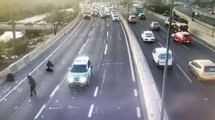 LADRI LANCIANO SOLDI IN AUTOSTRADA IN CILE