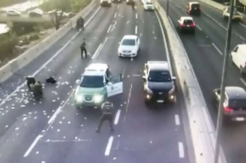 LADRI LANCIANO SOLDI IN AUTOSTRADA IN CILE