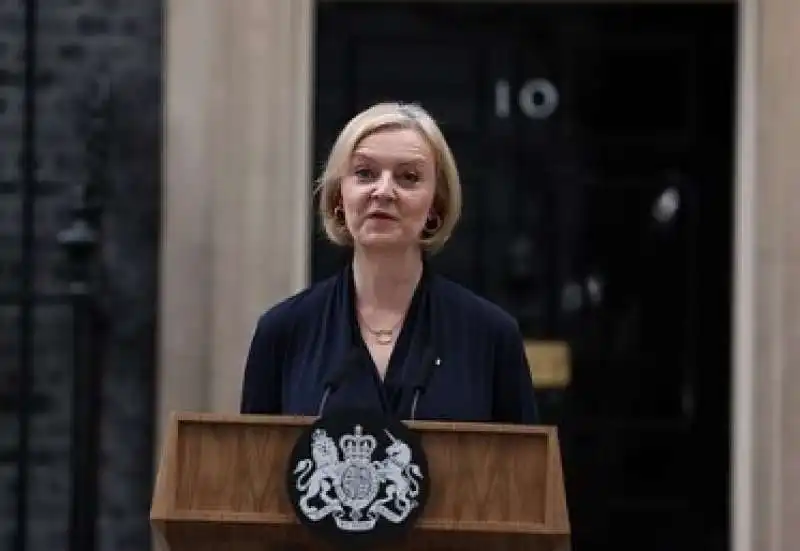 LIZ TRUSS SI DIMETTE 