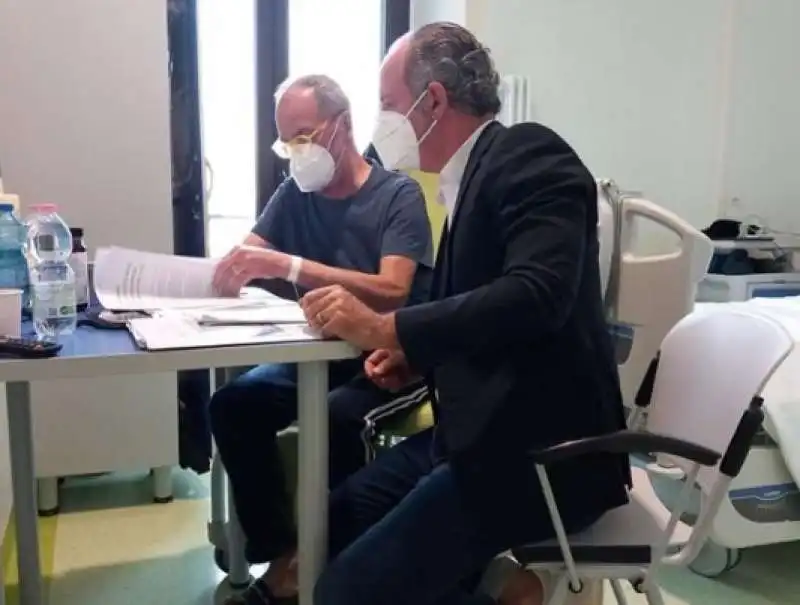 LUCA ZAIA VISITA ROBERTO CALDEROLI IN OSPEDALE 