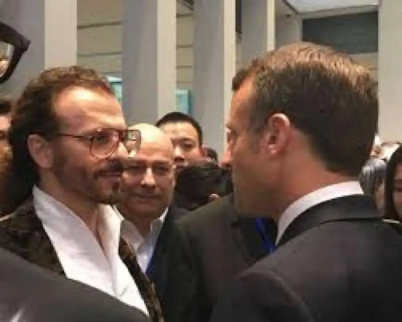 Macron e Lorenzo Fiaschi di Galleria Continua)