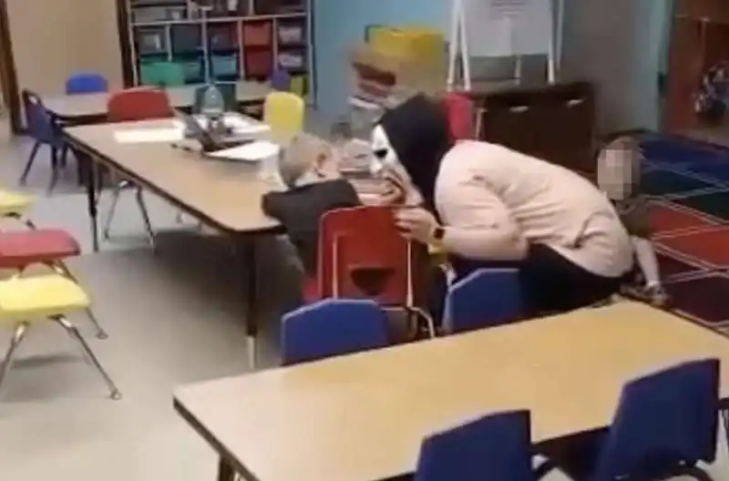 maestra asilo terrorizza bambini con la maschera di scream 2