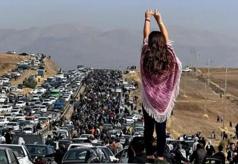 manifestanti in iran per mahsa amini  1