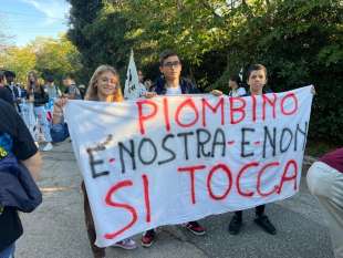 manifestazione contro il rigassificatore a piombino