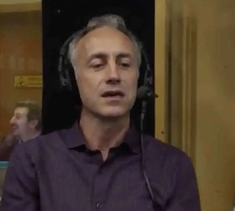 MARCO TRAVAGLIO CANTA RENATO ZERO A RADIO2