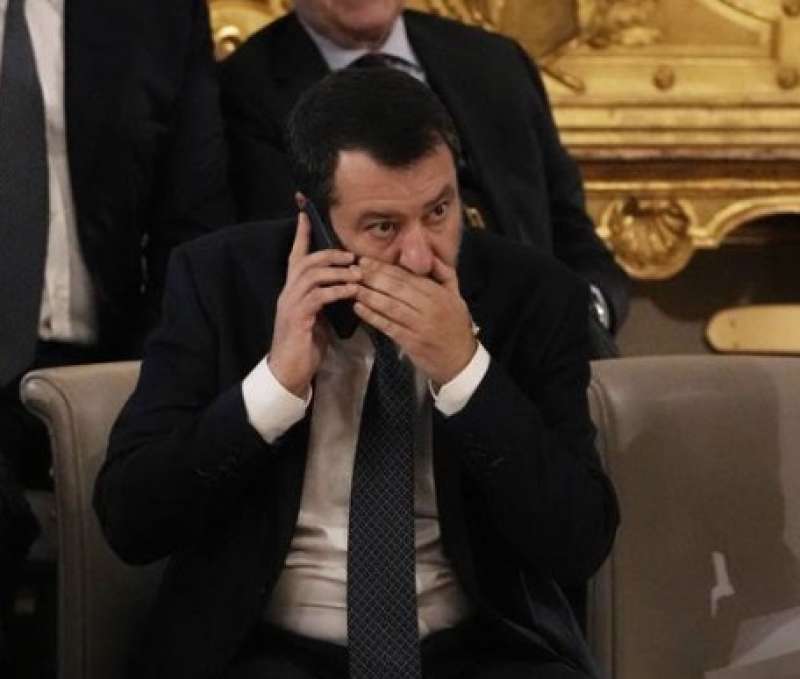 matteo salvini al telefono durante il giuramento 2