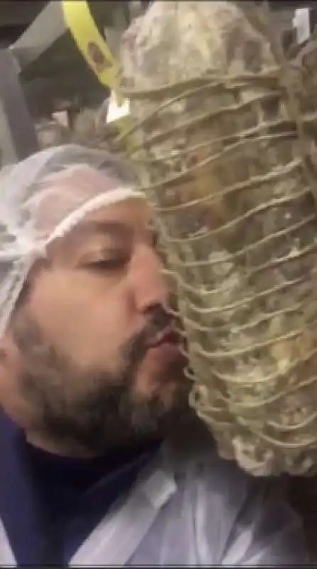 MATTEO SALVINI BACIA IL PROSCIUTTO