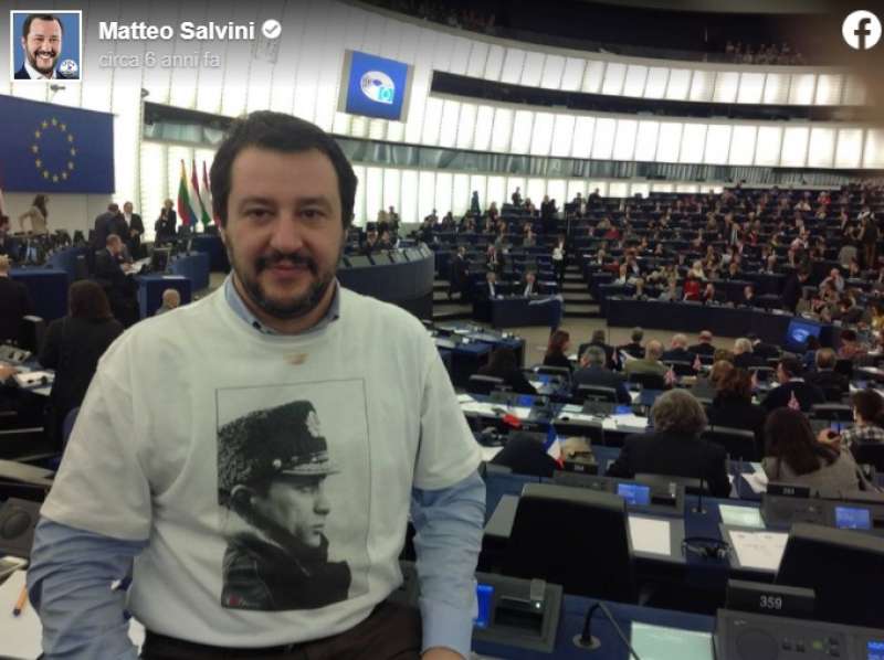 MATTEO SALVINI CON MAGLIETTA DI PUTIN AL PARLAMENTO EUROPEO