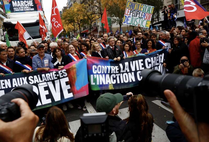 melenchon in piazza contro il caro vita