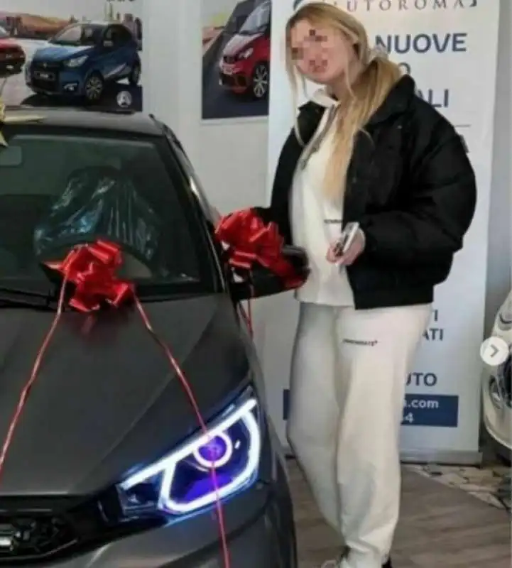 MINICAR IN REGALO PER CHANEL TOTTI 