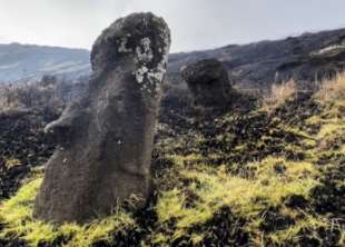 moai carbonizzati sull isola di pasqua 2