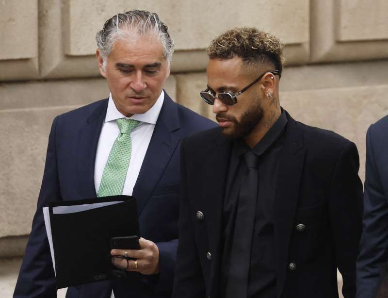 neymar arriva in tribunale