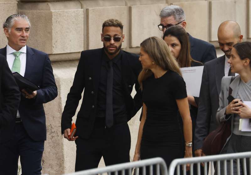 neymar arriva in tribunale