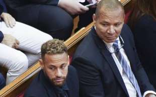 neymar con il padre in tribunale