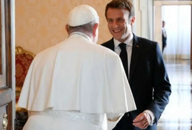 papa francesco emmanuel macron 