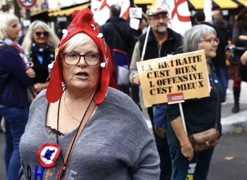 parigi proteste in piazza contro il caro vita 3