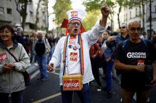 parigi proteste in piazza contro il caro vita 8