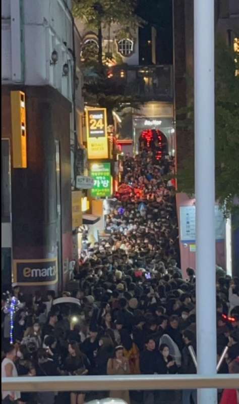 persone travolte dalla calca a seul durante i festeggiamenti di halloween 2