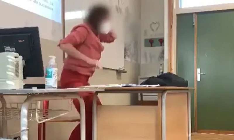 PROFESSORESSA COLPITA IN CLASSE DA PISTOLA AD ARIA COMPRESSA