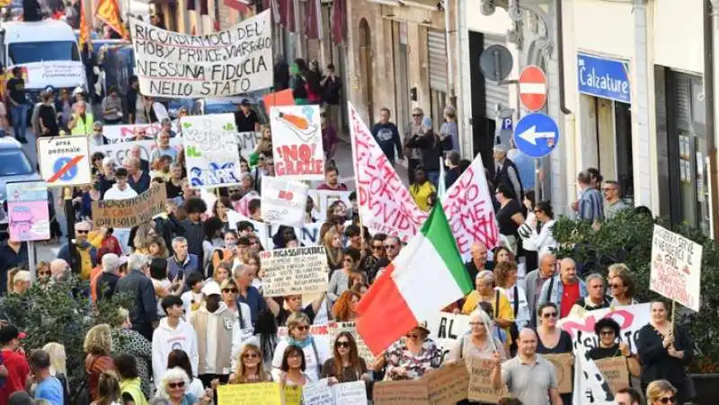 PROTESTE CONTRO IL RIGASSIFICATORE A PIOMBINO