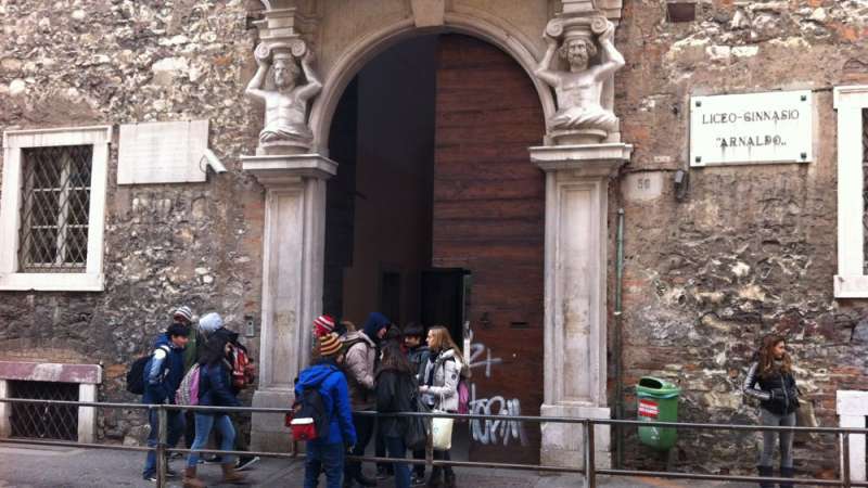 proteste contro la preside del liceo arnaldo da brescia 6