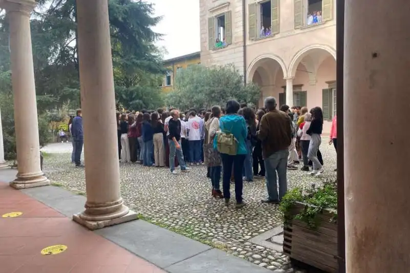 proteste contro la preside del liceo arnaldo da brescia 7