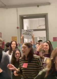 proteste contro la preside del liceo arnaldo da brescia 8