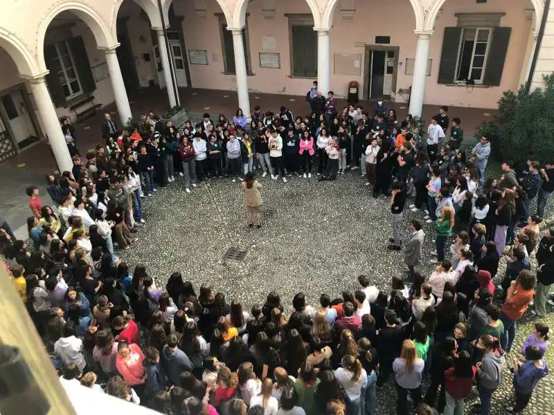 proteste contro la preside del liceo arnaldo da brescia 9