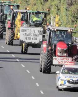 proteste in nuova zelanda contro la tassa sulle emissioni di biogas 2