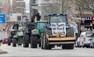 proteste in nuova zelanda contro la tassa sulle emissioni di biogas 5