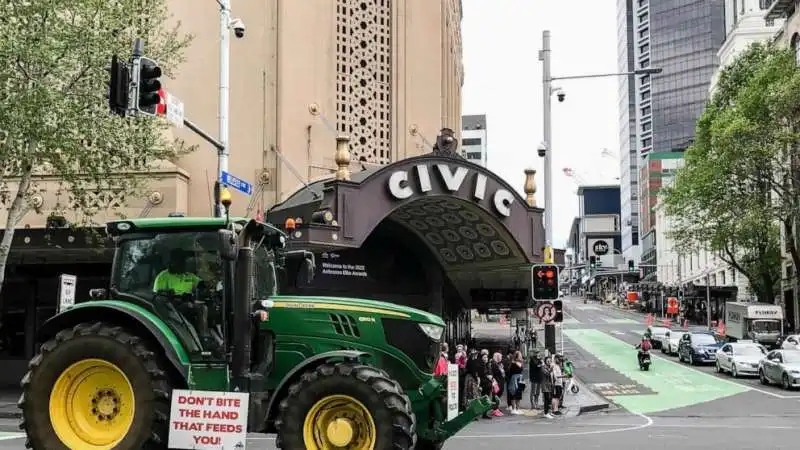 proteste in nuova zelanda contro la tassa sulle emissioni di biogas 6